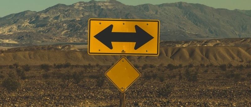 Sign with arrows point in opposite directions