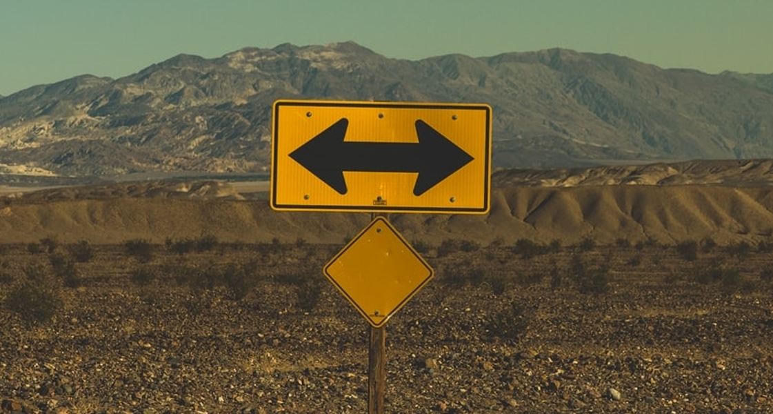 Sign with arrows point in opposite directions