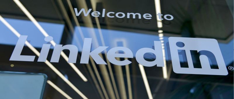 Image of the words Welcome to Linkedin on an office window